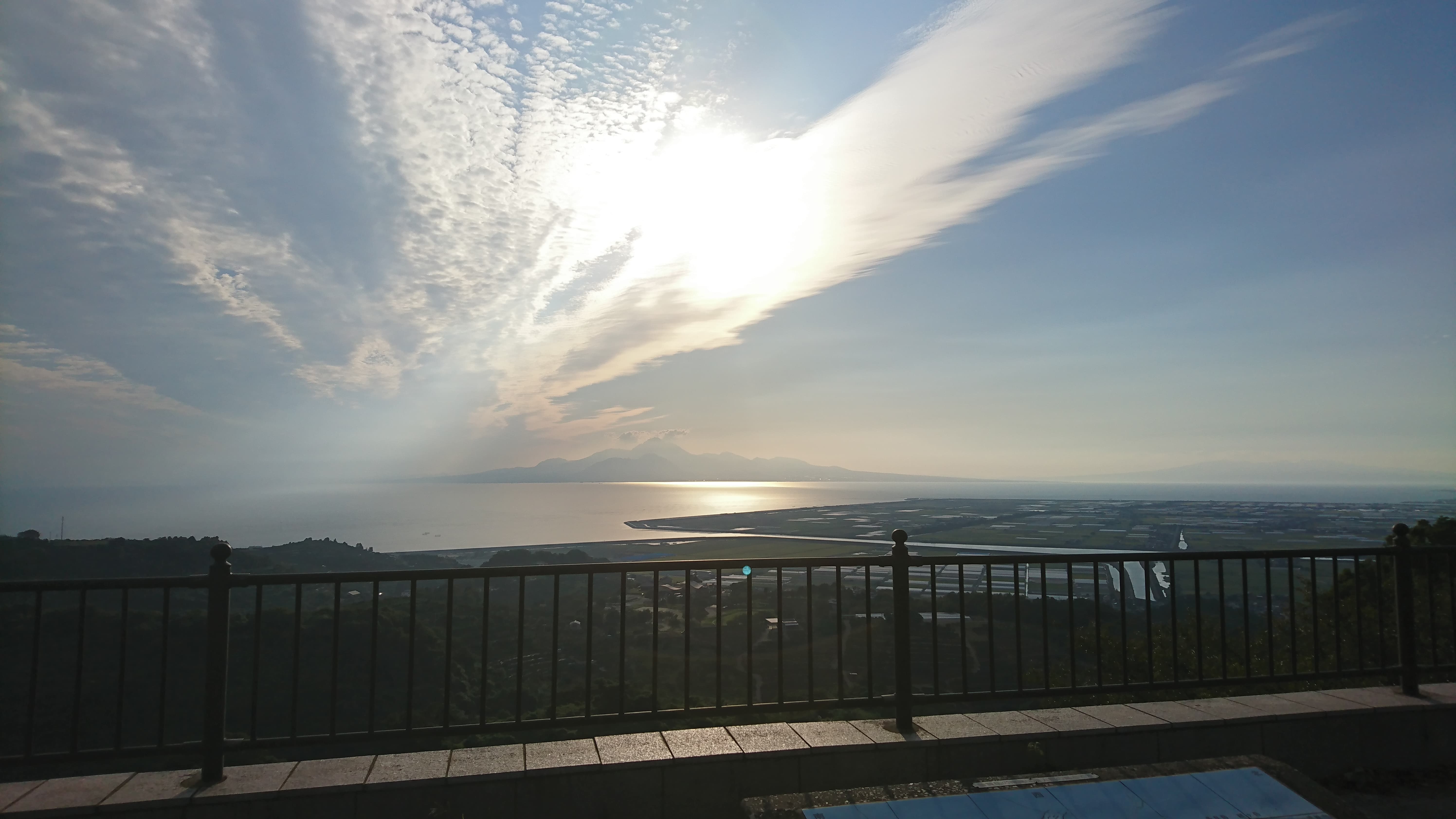 穏やかな海と陸、青空と筋状の雲。良い眺めです。