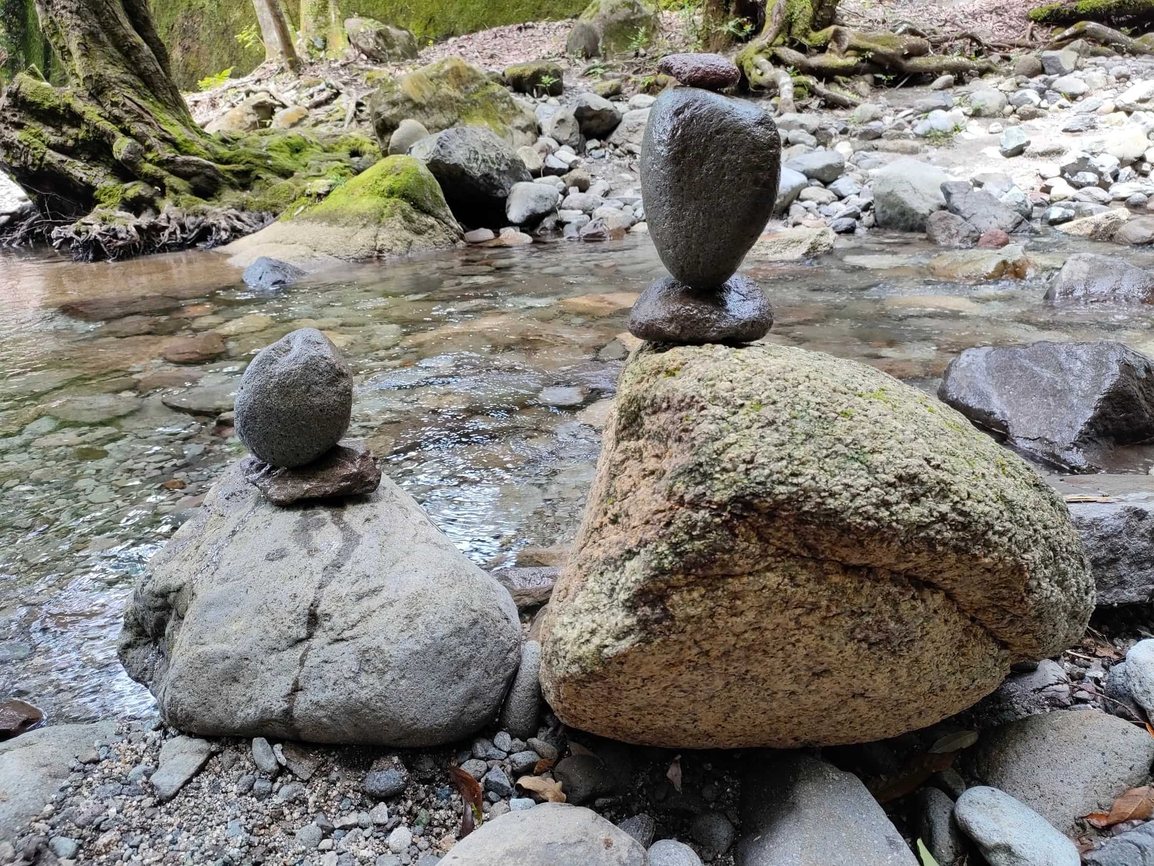 石の上に石が積み重なっています。最大で３つほど積みあがっています。